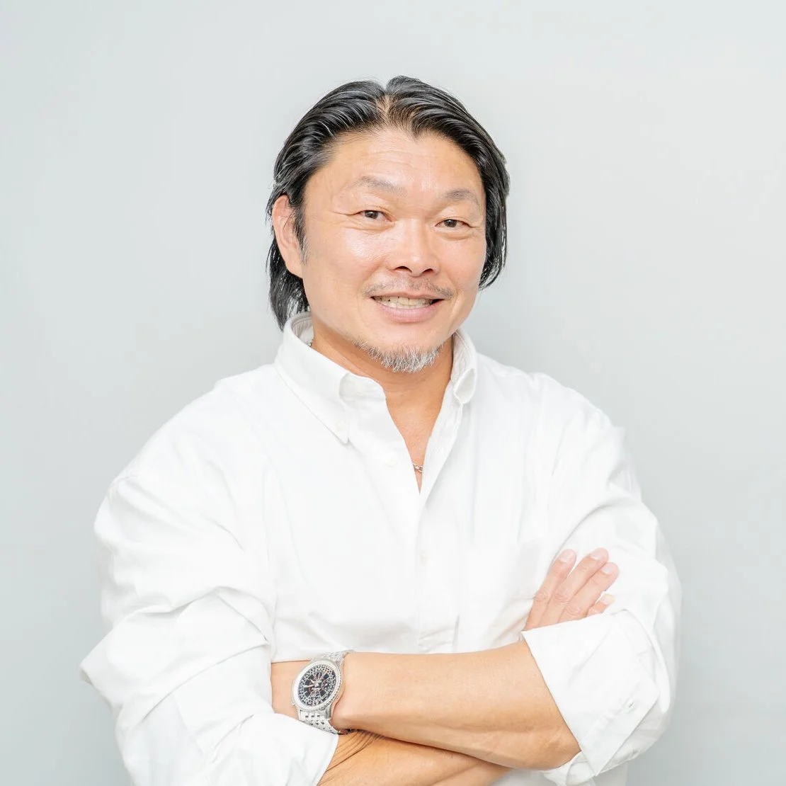 腕を組んで微笑む縁屋の代表者